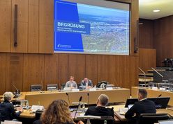 Oberbürgermeister Markus Kleemann (links), neben WSG-Geschäftsführer Felix Rapp, begrüßt die Mitglieder zur zweiten Sitzung der Sindelfinger Fachkräfteallianz.